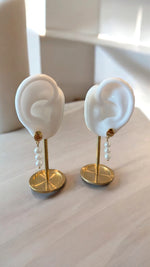 Load image into Gallery viewer, Three pearl earring