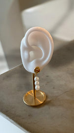 Load image into Gallery viewer, Three pearl earring