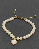 Load image into Gallery viewer, Shell Charm Pearl Beaded Bracelet