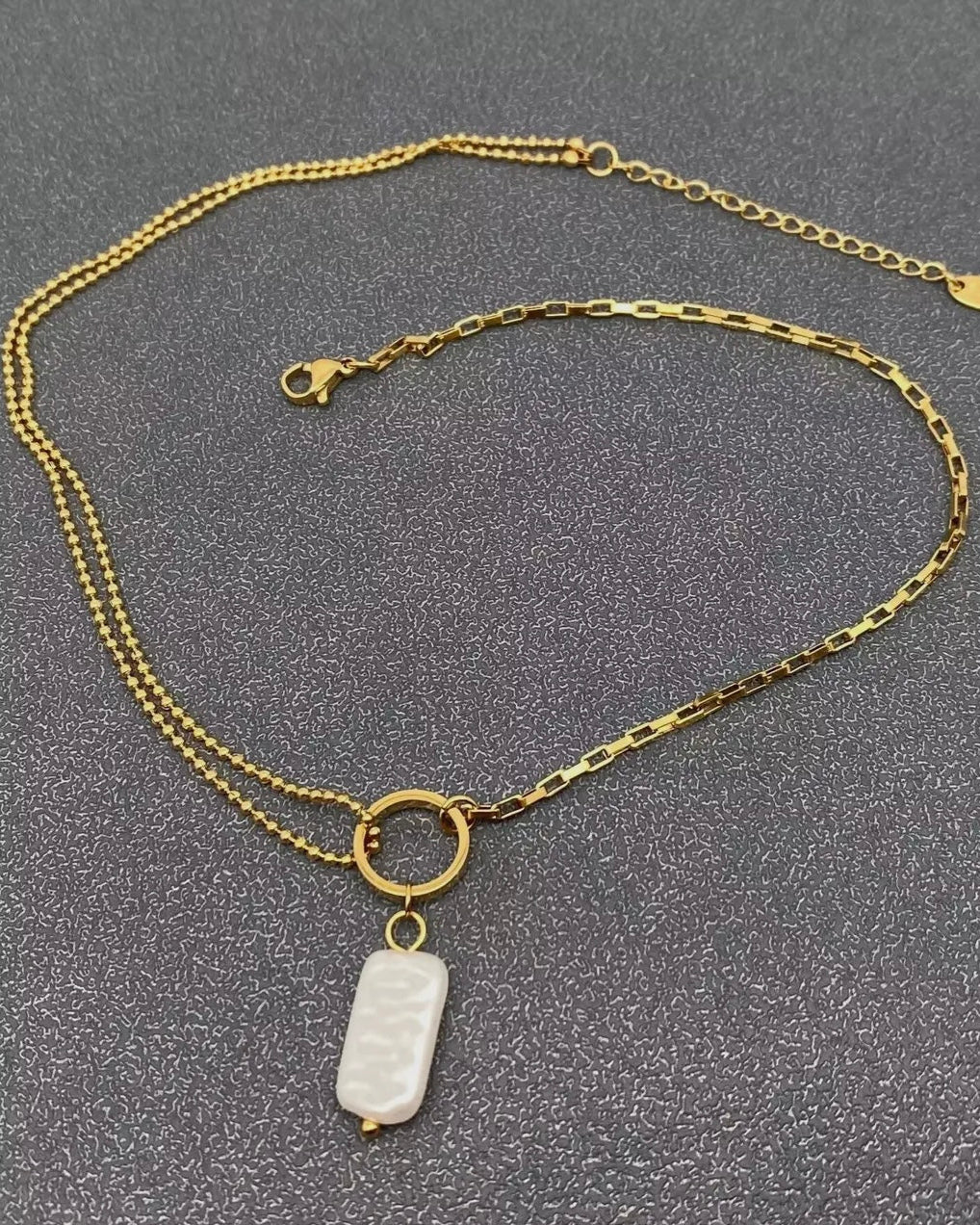 Imitation baroque pearl charm18k
golden ss necklace