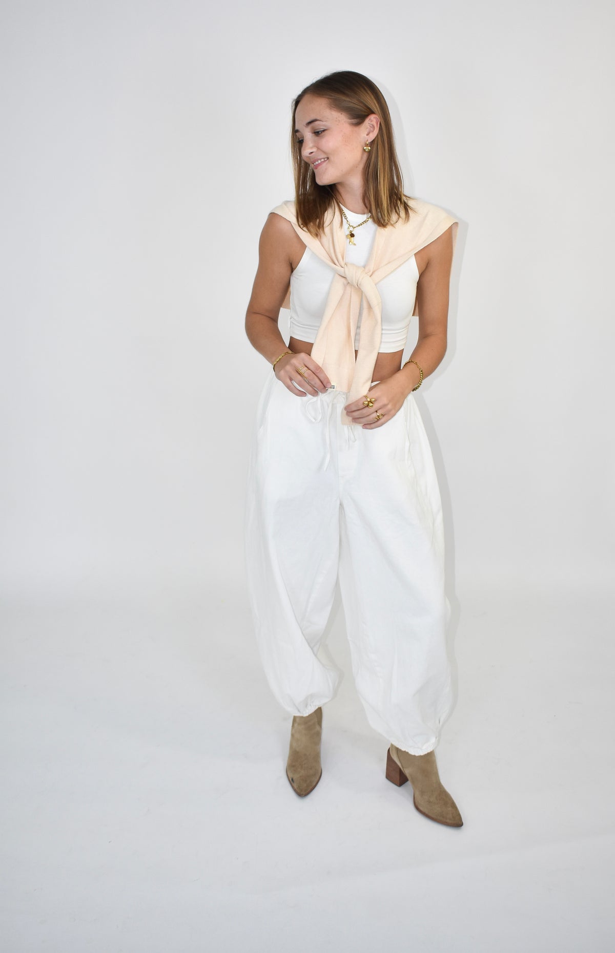 The knotted shoulder shawl