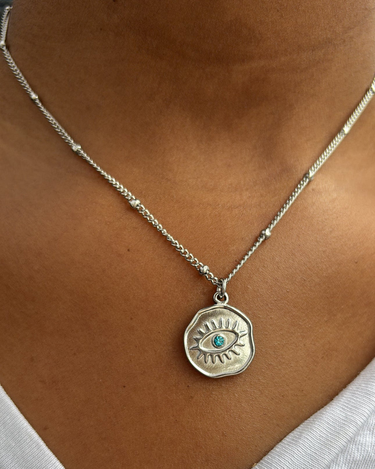 Luminous eye necklace