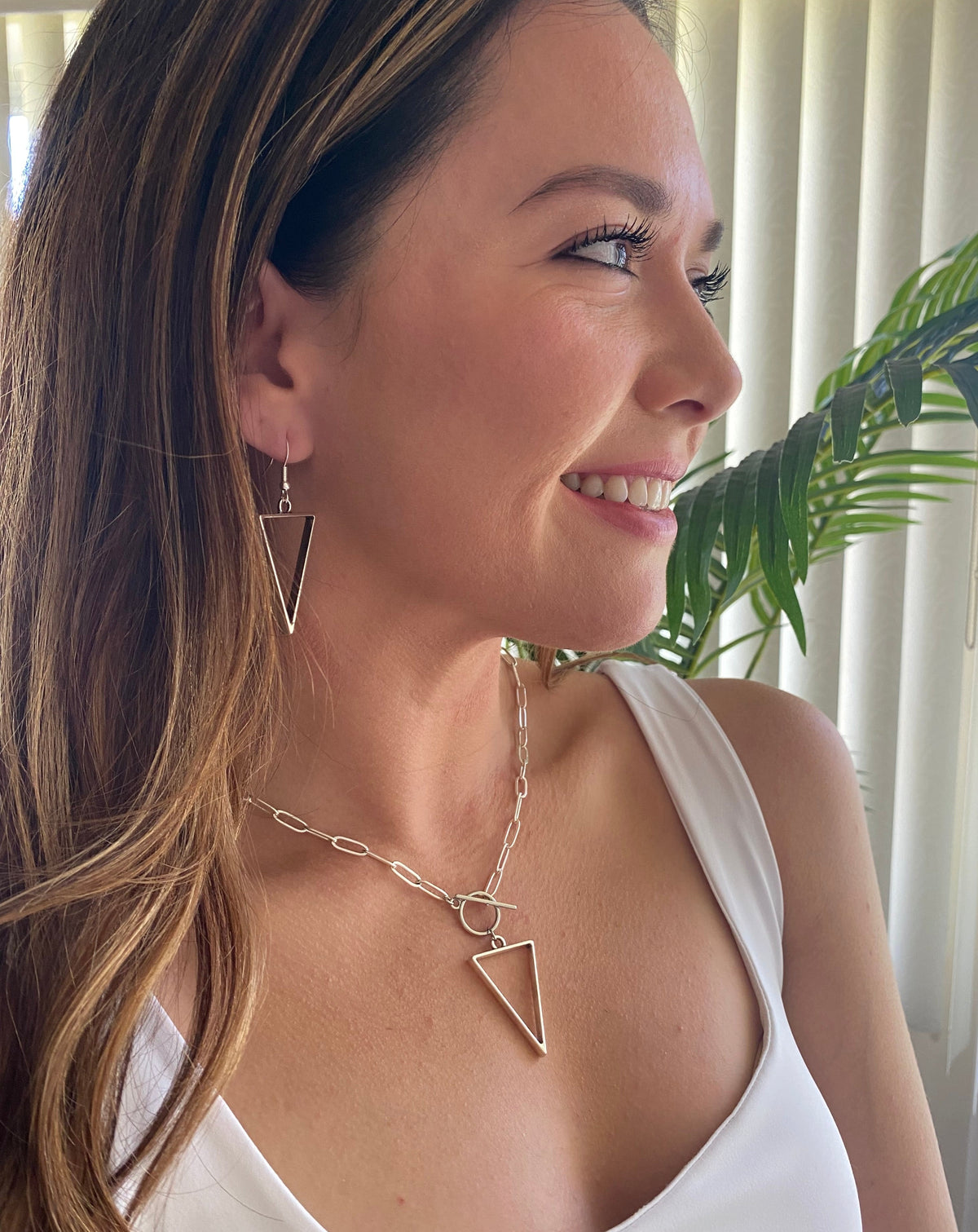 Chain ovel with circular closure & triangle pendant gold&silver