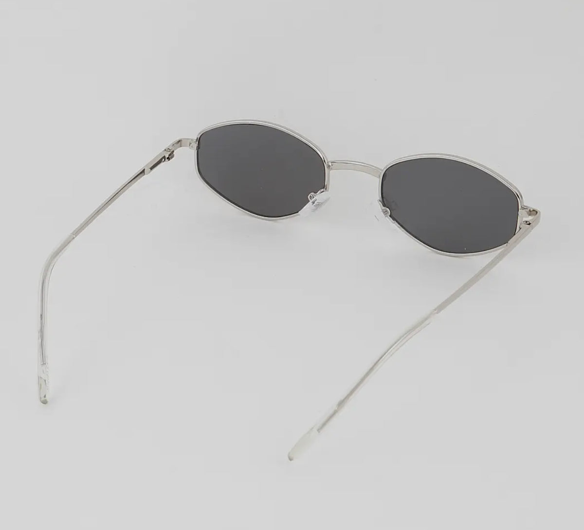 Classic oval sunglasses