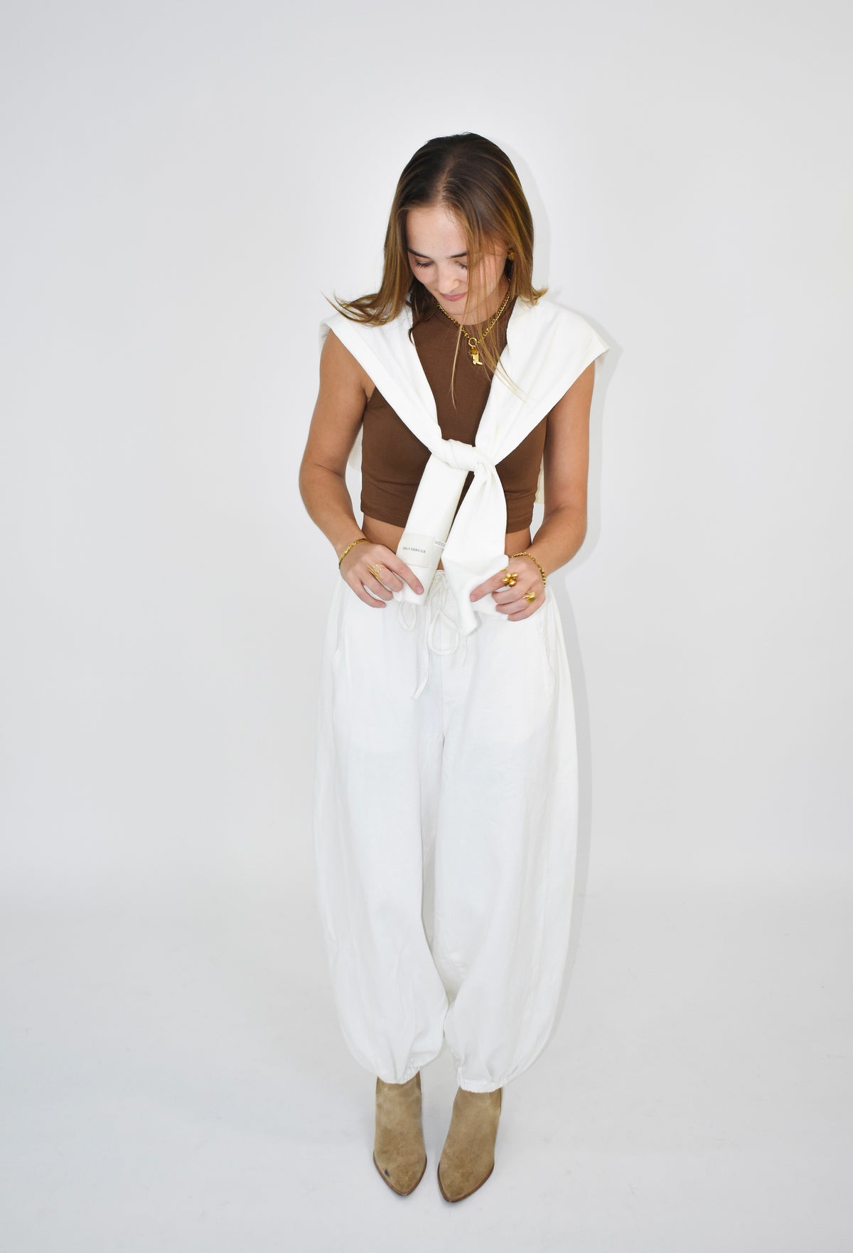 The knotted shoulder shawl