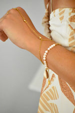 Load image into Gallery viewer, a bracelet with a ring attached
