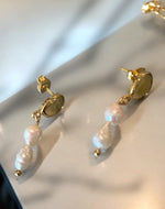 Load image into Gallery viewer, Pearl earring with gold clasp
