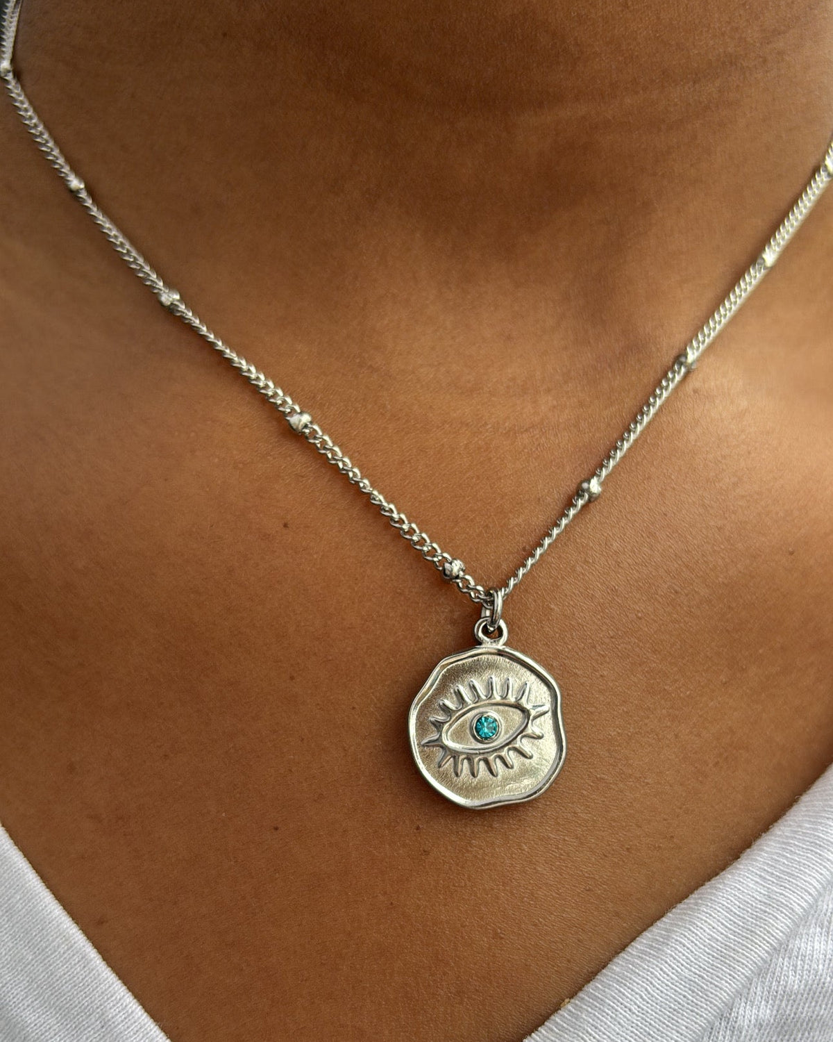 Luminous eye necklace