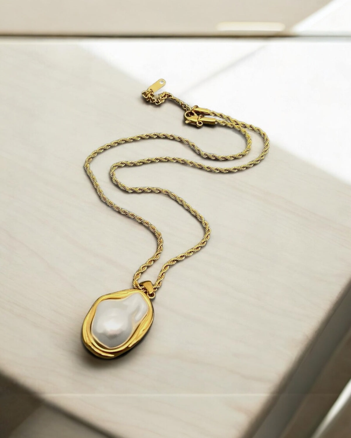 Golden tide pearl necklace