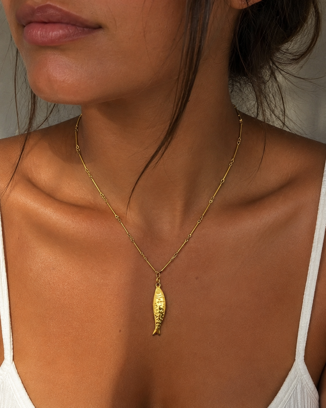 Golden catch necklace