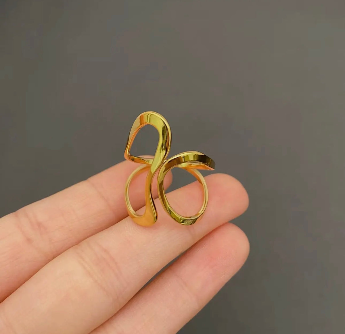 Infinity loop ring